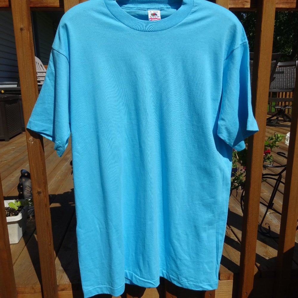 NWOT Fruit of the Loom XL blue t-shirt